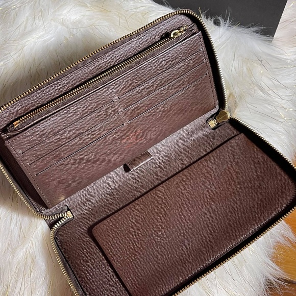 Authentic Louis Vuitton Zippy Wallet Organizer